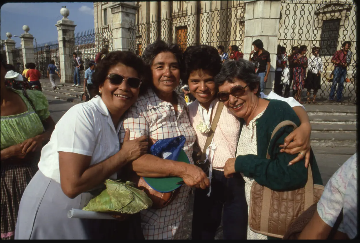  Maria Emilia García, la primera a la derecha, al finalizar una manifestación. Foto: Patricia Goudvis. 